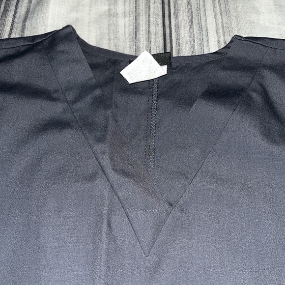 Cherokee Gray Scrubs Top - Picture 3 of 5